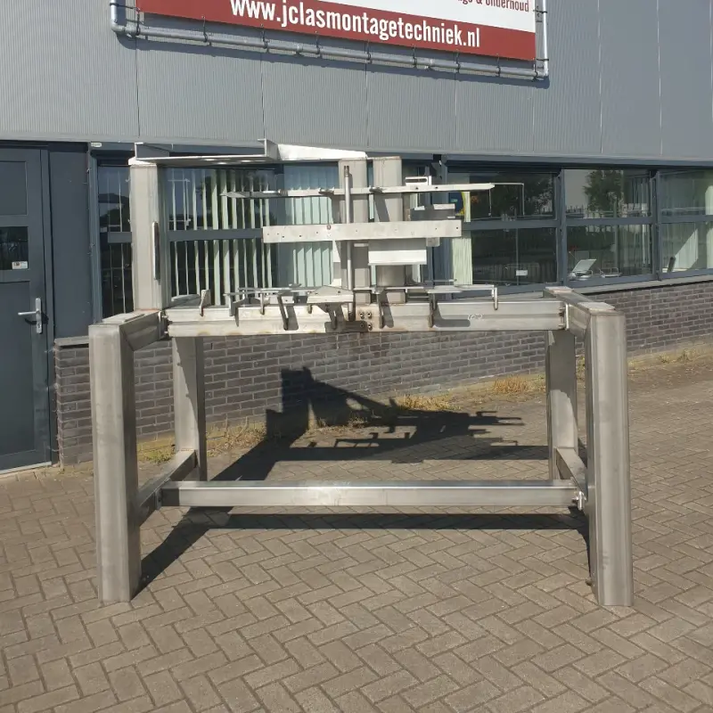 RVS-frame voor het bedrijfspand in Aadorp